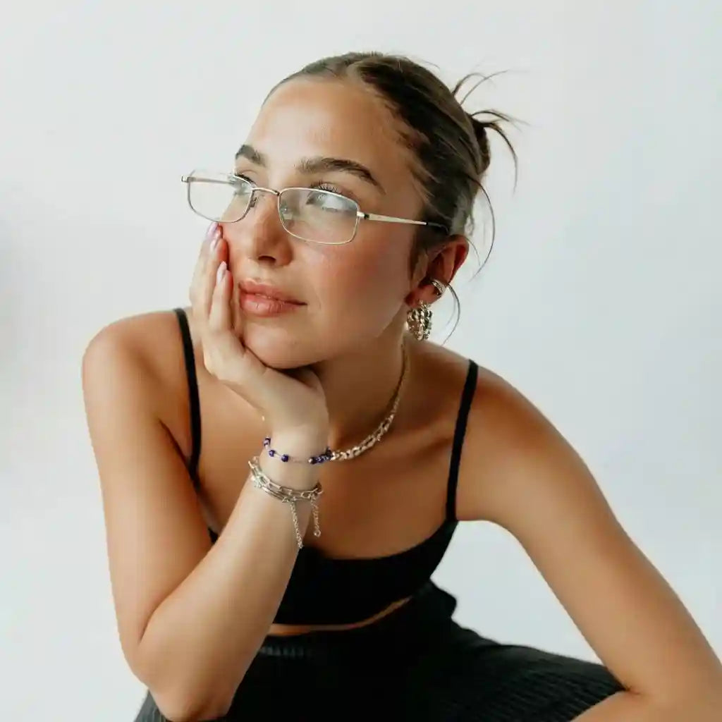 Mulher usando óculos de grau modernos com armação fina e elegante, perfeitos para estilo diário.