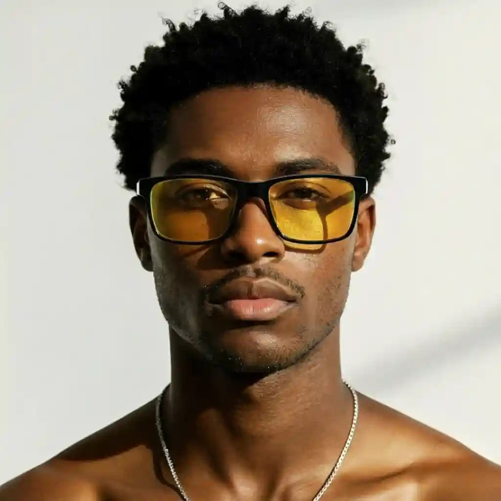 Óculos de sol com lentes amarelas e armação preta, estilo moderno e elegante