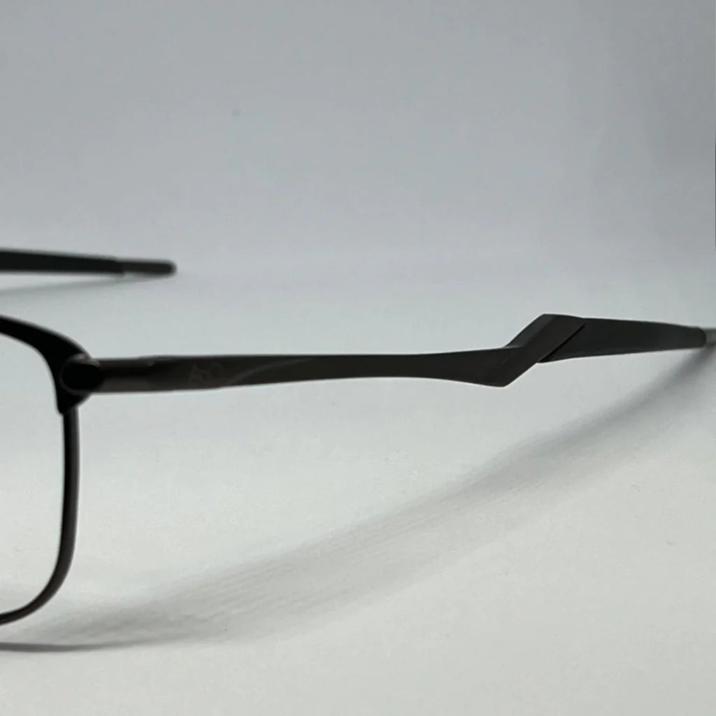 Armação de óculos preta com design moderno e hastes angulares, ideal para ótica e estilo urbano.