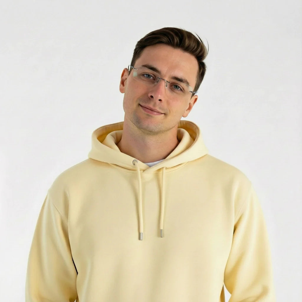 Homem usando óculos de grau com armação fina e moletom amarelo claro, estilo moderno e casual