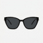 Óculos de sol feminino estilo gatinho preto com lentes escuras, design moderno e armação acetinada.